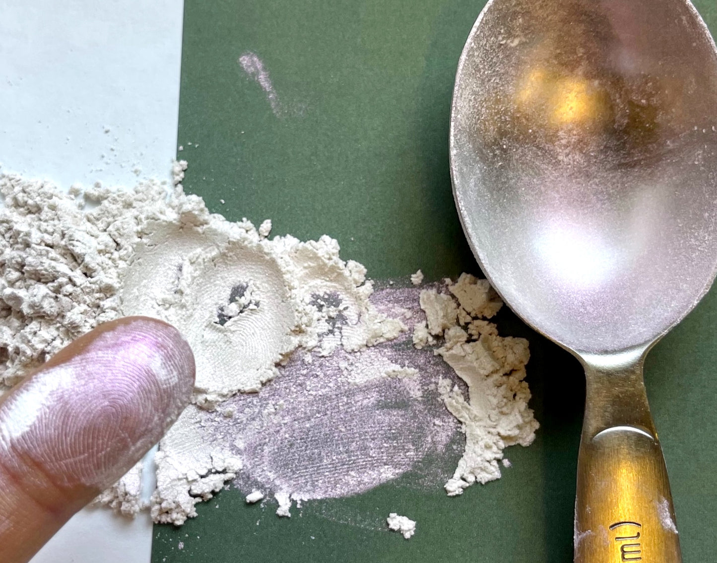 Motley ( pearl to purple mica powder )